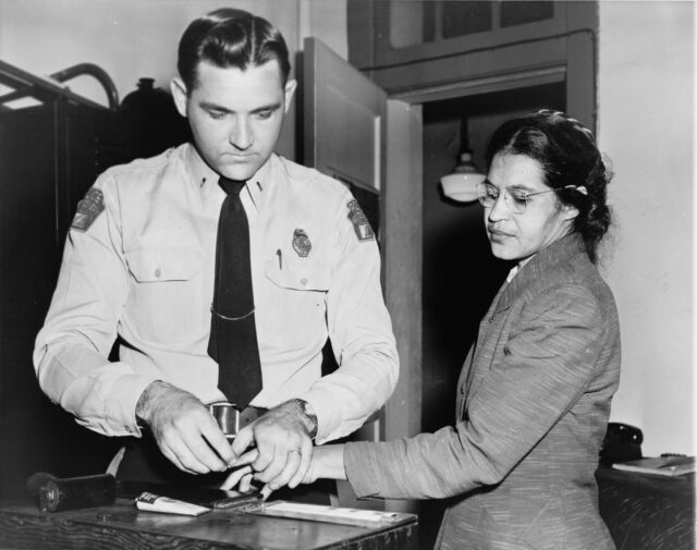 On this day in 1956, Rosa Parks, alongside Dr. Martin Luther King Jr. and 78 other courageous individuals, stood up to systemic injustice in Montgomery, Alabama. 

These iconic photo captures a moment of defiance that echoed through history, leading to the desegregation of buses by the U.S. Supreme Court later that year. Their collective bravery in the Montgomery Bus Boycott reminds us of the power of standing together for what's right. 

Let's honor their legacy by continuing the fight for equality and justice. ✊🏾🚌 #RosaParks #CivilRightsMovement #solidary